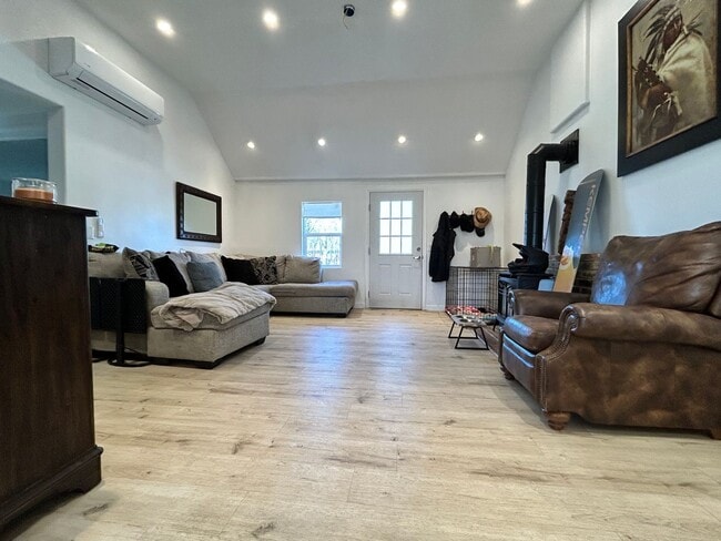 Photo - 515 S Meridian Rd