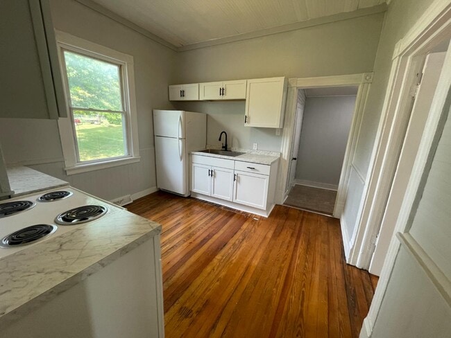 Photo - 2358 Sackett St