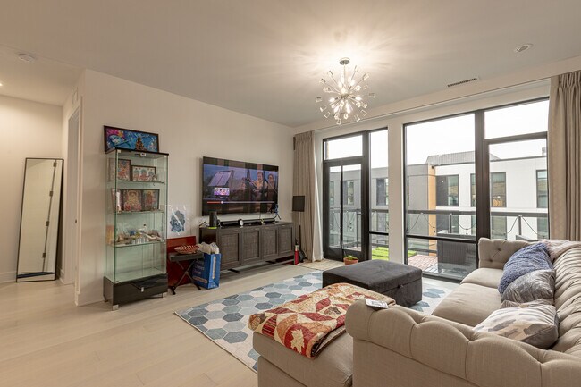 Building Photo - 1701 West Webster.-702 Unit 702