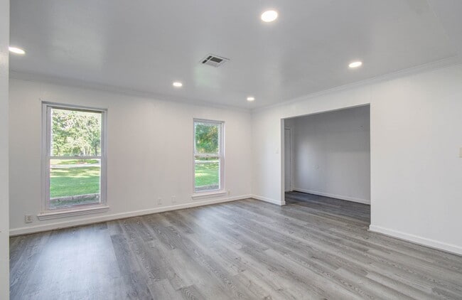 Photo - 674 Ravensworth Dr House