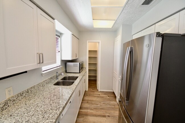 Building Photo - 11846 S Marianne Cir