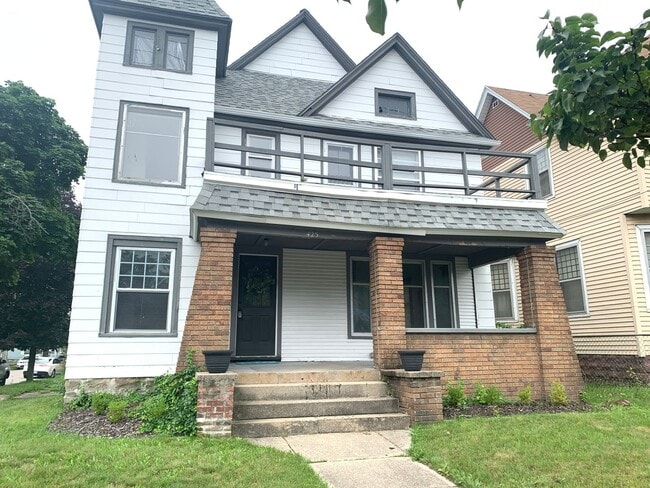 Large 4 Bedroom home! - Large 4 Bedroom home!