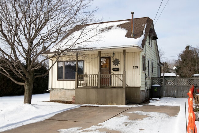 Building Photo - 2.5 Bed / 1 Bath Home in Sault Ste. Marie, ON – $2,250/month + Utilities Unit 1