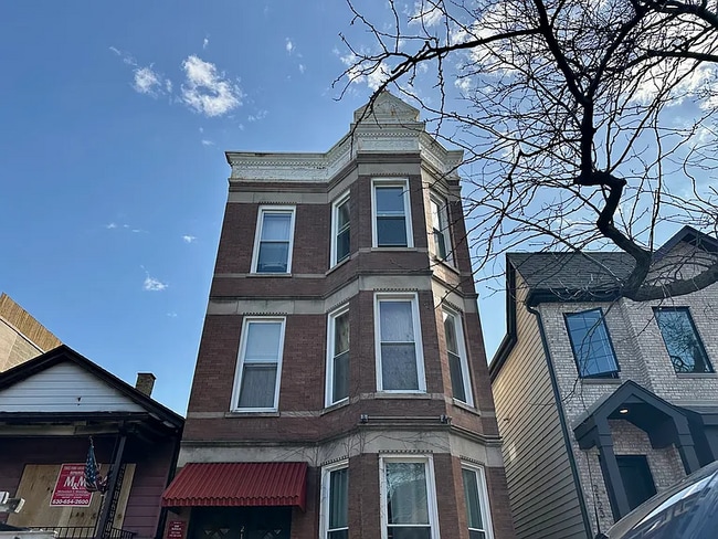 Building Photo - Charming 2-Bed Hardwood Haven in Chicago's Vibrant West Side! Unit 1F