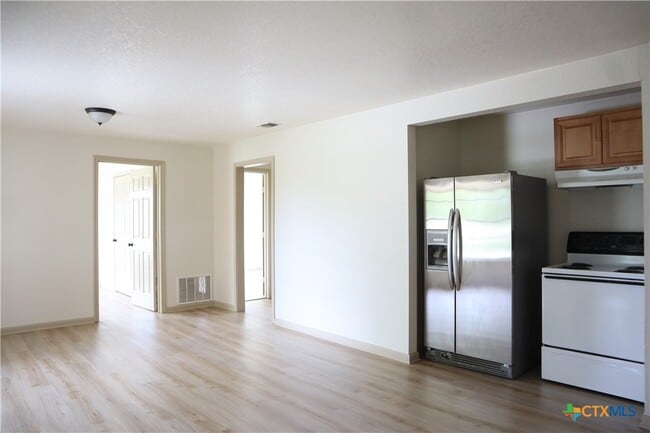 Building Photo - 707 Old Seguin Luling Rd