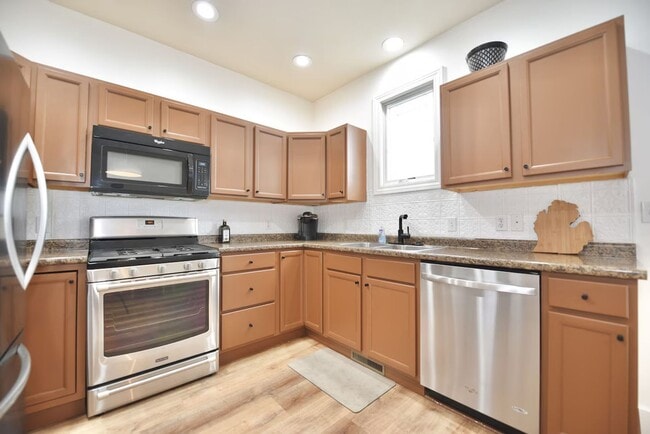 Photo - Charming 3 Bedroom, 2.5 Bathroom Home Fully Furnished in Benton Harbor Close to Lake Michigan and...