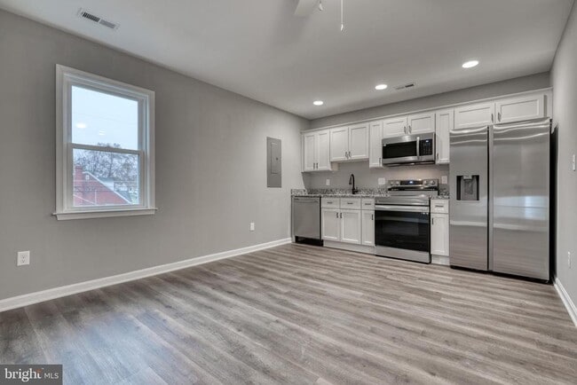 Building Photo - 6722 Brentwood Ave Unit 2FL