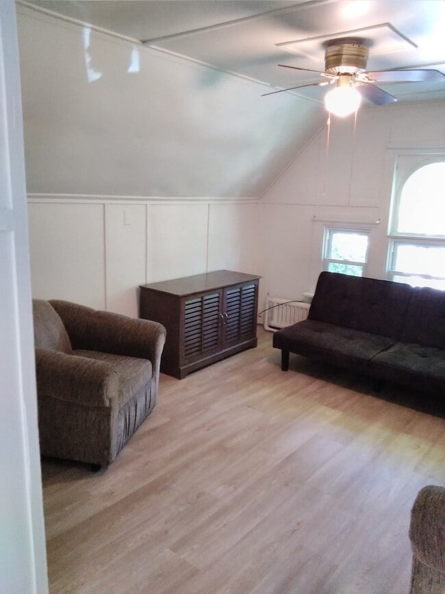 Common/Living room 3rd - 438 N Aurora St Unit 3