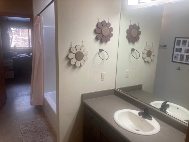 Photo - 923 Leyden St