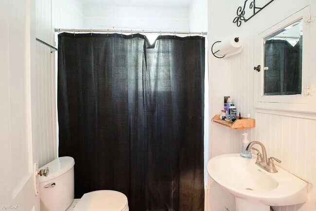 Photo - "Charming 2-Bed Oasis in San Marcos - Cozy 825 Sq Ft Home on Lindsey St!"