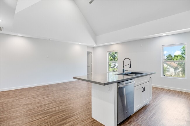 Photo - 3424 Tuam St