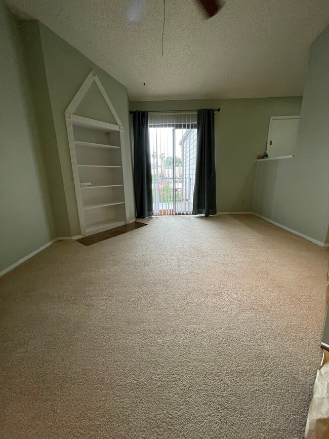 Living Room - 7024 N Holiday Dr Unit 7024