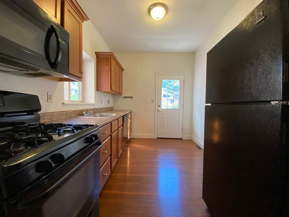Spacious Two Bedroom Townhouse in Squirrel... - Spacious Two Bedroom Townhouse in Squirrel...