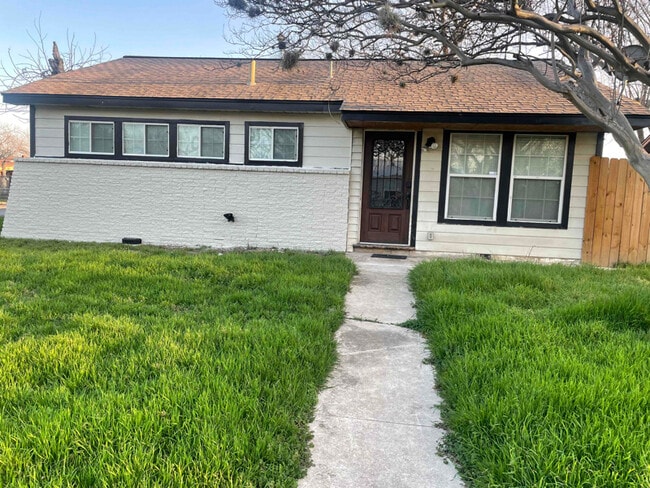 Building Photo - 202 Las Palmas Dr