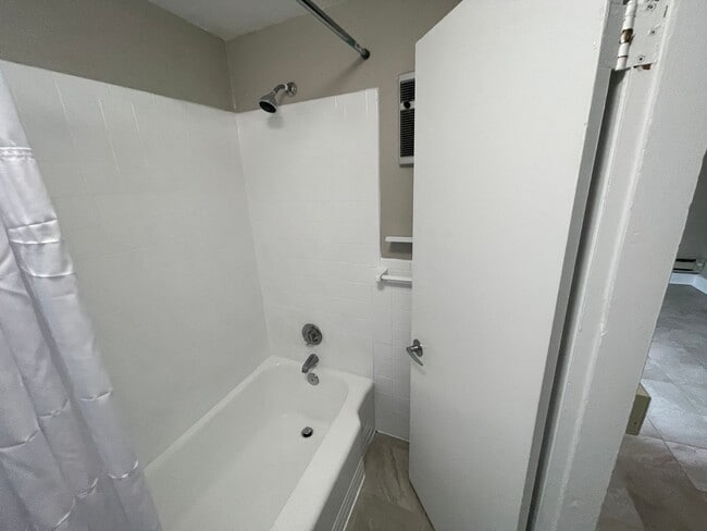 Photo - One Bedroom ** Newton Highlands Village ~ MBTA GL-D