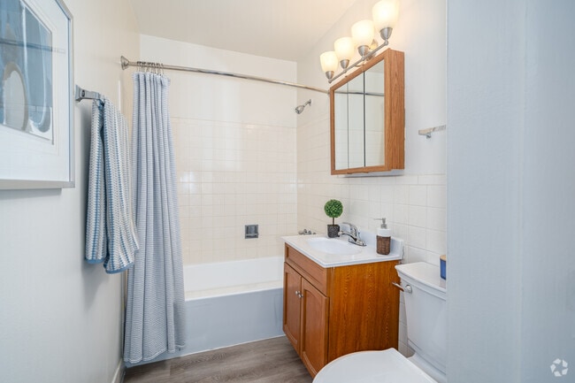 2BR, 1BA - 890SF - Bathroom
