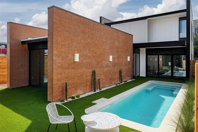 Photo - 2112 Lawnmont Ave