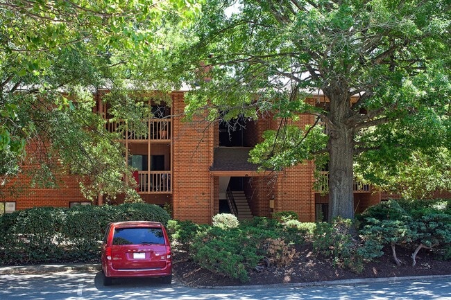 Building Photo - Lower-Level Turtle Creek Apartment Unit 4