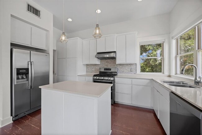 1301 San Bernard St