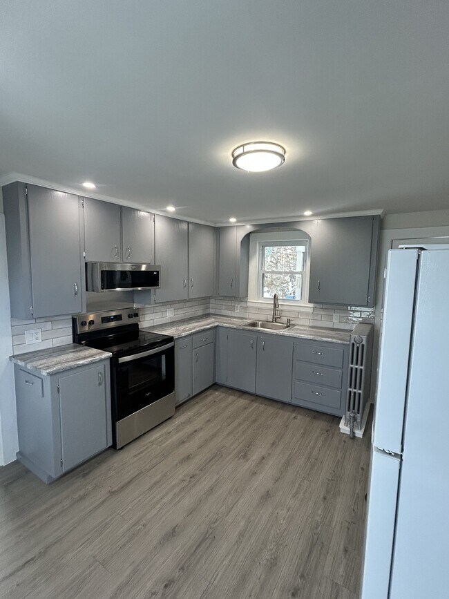 Building Photo - 14 Summer St