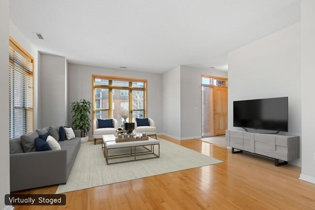 Photo - 731 Mercer St