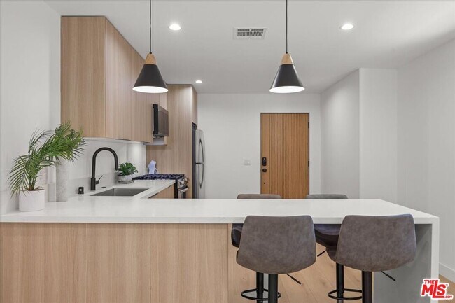 Building Photo - 847 N June St Unit 1/4 Rental