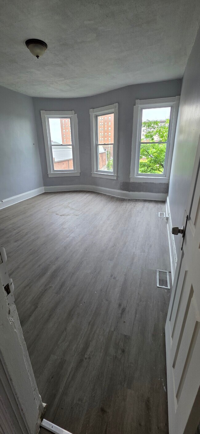 Photo - 2572 McCulloh St