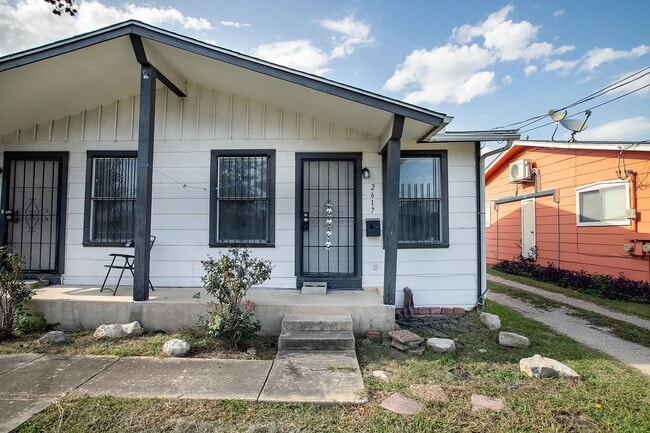 Building Photo - Cozy 1 Bed, 1 Bath Duplex A Block From Woo... Rental
