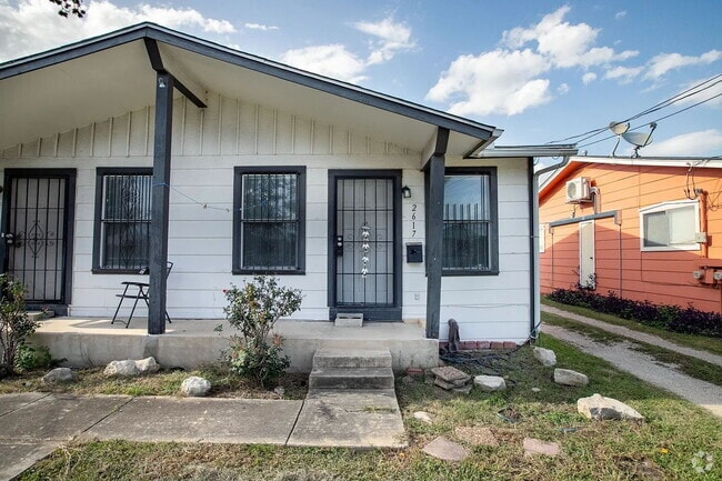 Building Photo - Cozy 1 Bed, 1 Bath Duplex A Block From Woo... Rental