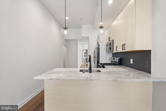 Building Photo - 2526 W Girard Ave Unit 1