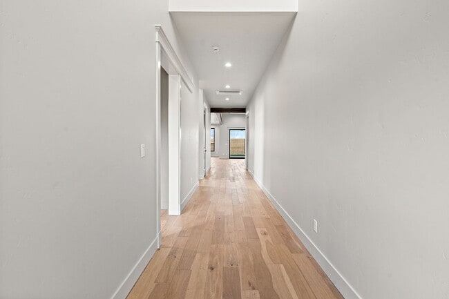 Photo - 116 S Carbon Rivet Ave