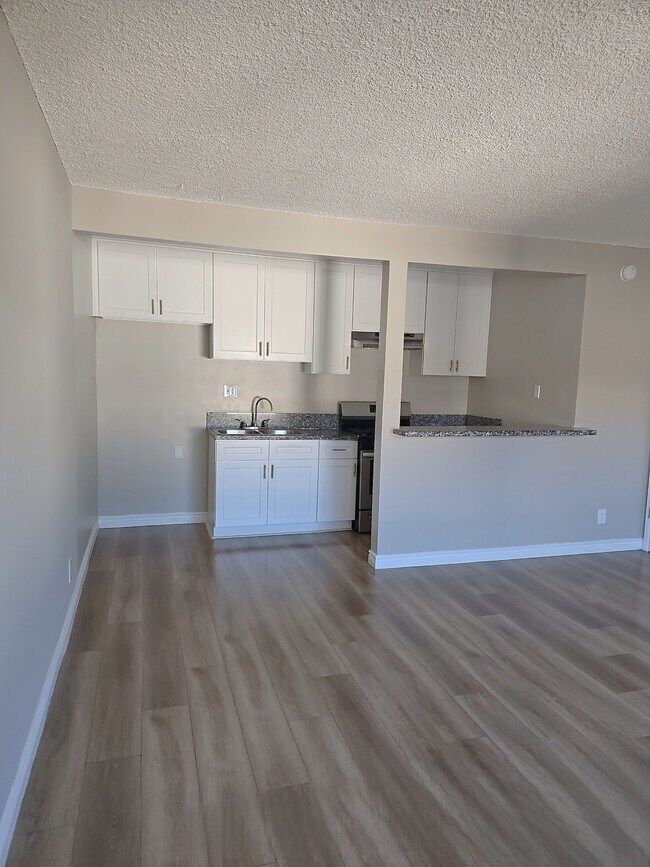 Photo - 8936 Cedros Ave