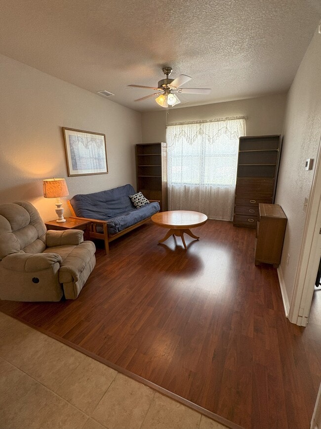 Building Photo - 4416 SE 4th Pl Unit Private Apartment
