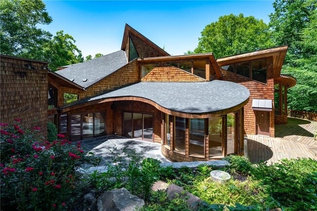 Building Photo - 120 Laurel Dr NE