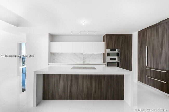 Building Photo - 851 NE 1st Ave Unit 2201 Rental