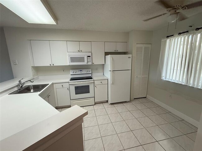 Building Photo - 2334 S Cypress Bend Dr Unit 411