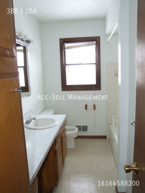 Photo - 5798 Christie Ave SE