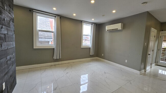 Photo - 76 Burlington St E