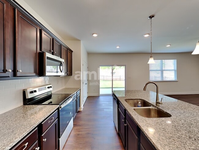 Photo - 816 Headland Wy