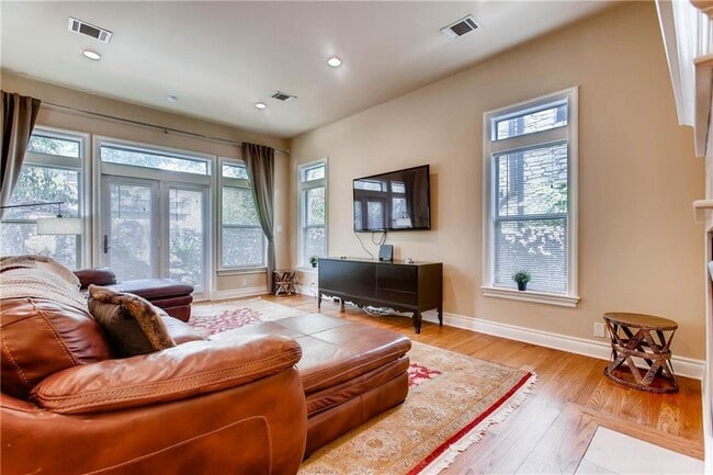 Photo - 306 E 34th St