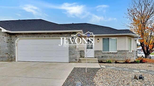 Building Photo - Two-bedroom home with a fully equipped kit...