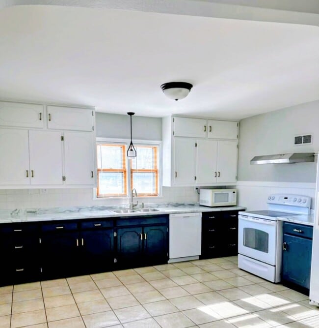 Building Photo - 2119 14th St S