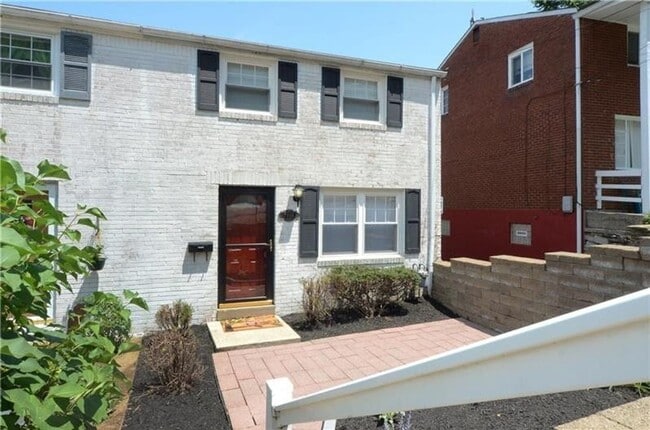 Photo - Two Bedroom in Castle Shannon! Central air - Garage - Laundry!