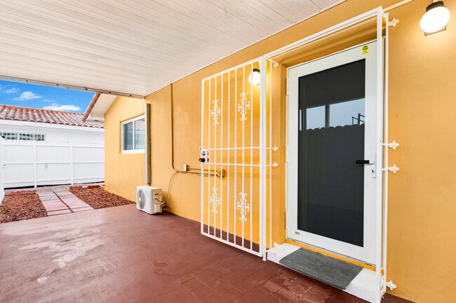 Building Photo - 630 SW 62nd Ave Unit 2