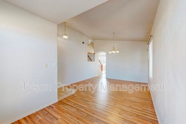 Photo - 1375 Peppoli Loop SE