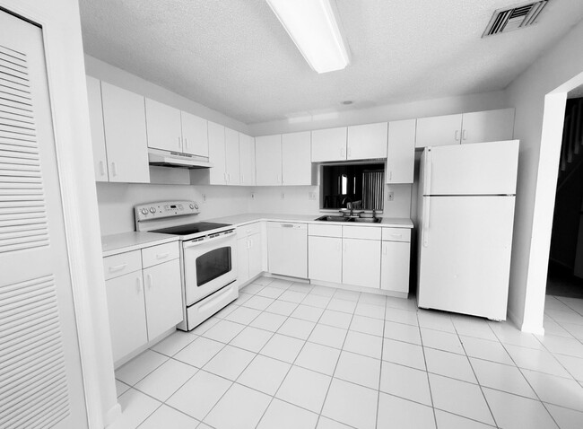 Building Photo - 2381 NE 14th Street Cswy Rental
