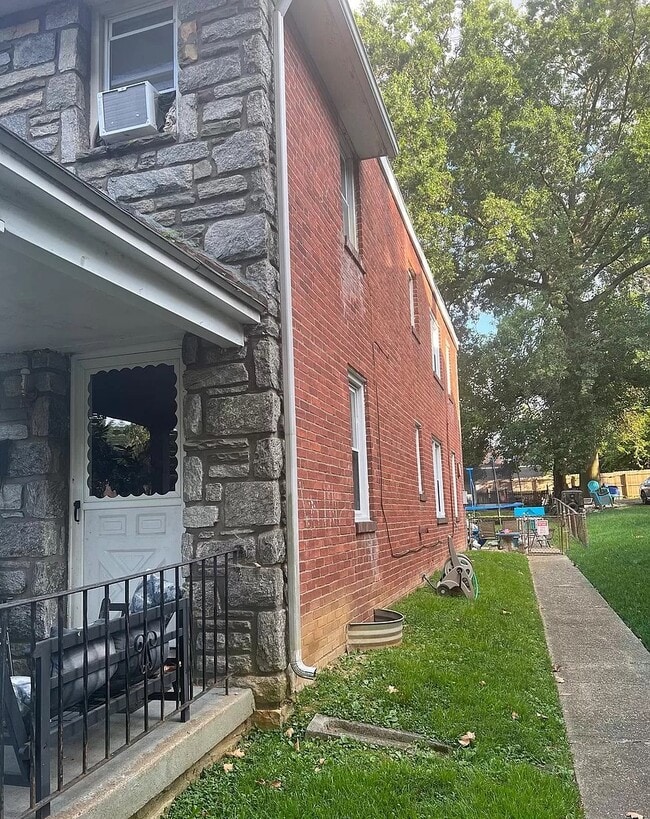 Lado - 913 E 21st St