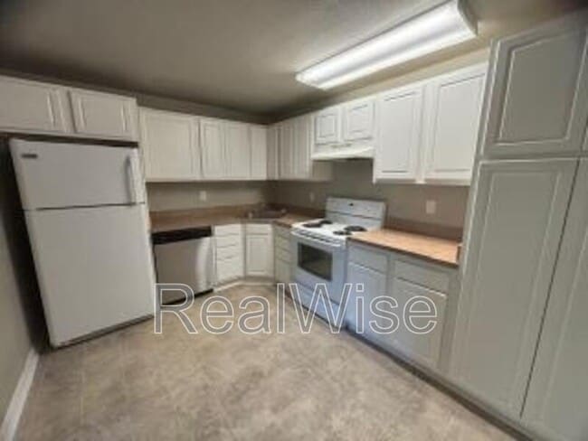 Photo - 1639 SE Main St
