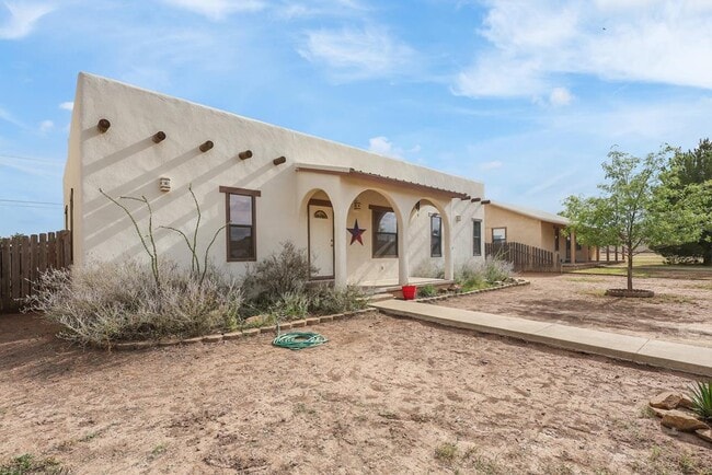 Building Photo - 1104 W Eagle Pass St