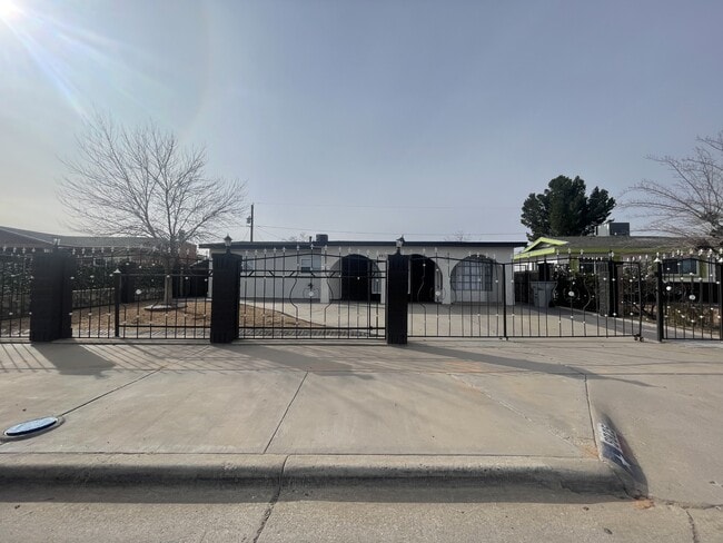 Building Photo - 9825 Sidewinder St